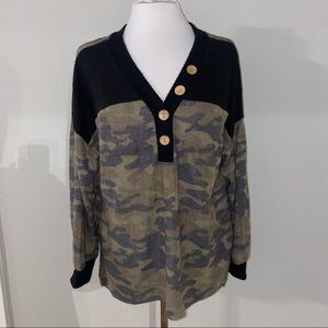 Camouflage fleece / black ribbed long sleeve